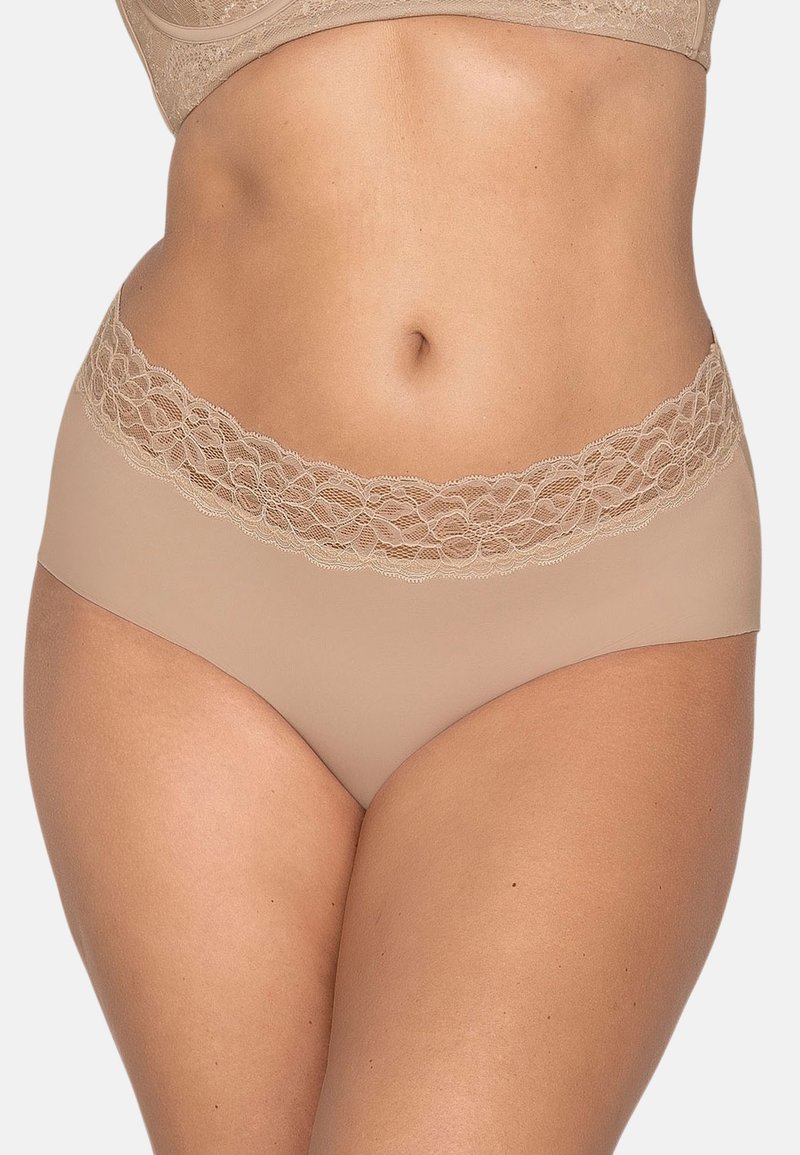 Beige slips gemaakt van een gladde stof, met een golvende kant tailleband die een textuurdetail aan de bovenkant toevoegt.