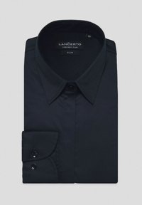 Czarna slim-fit koszula wykonana z gładkiego materiału, z ostrym kołnierzykiem i mankietami zapinanymi na jeden guzik. Posiada metkę z nazwą marki i rozmiarem.