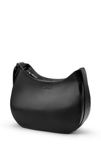 Svart läderaxelväska med en slät textur, rundad form, dragkedjestängning upptill och präglad logotyp på framsidan.