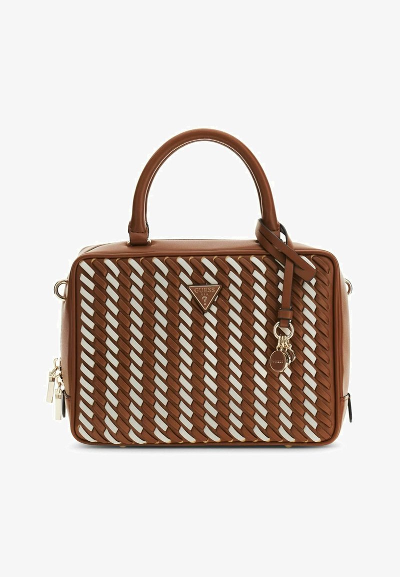 Sac à main rectangulaire marron avec motif tissé à l'avant, poignées supérieures, logo Guess en métal et breloques suspendues à la sangle latérale.