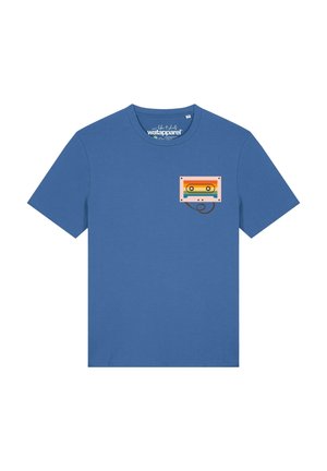 T-shirt bleu à manches courtes avec un petit motif rétro de cassette orange, jaune et bleu sur la partie gauche de la poitrine.