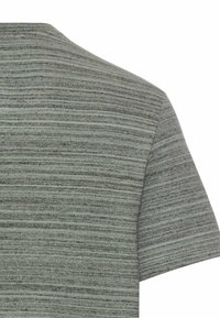 Gråstribet t-shirt i stof med korte ærmer, der har et tekstureret mønster og et blødt, afslappet design.