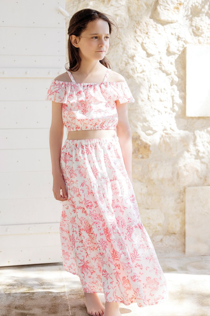 Conjunto floral de duas peças com um top rosa e branco com volantes e off-shoulder, e uma saia longa combinando com cintura elástica.
