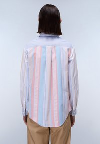 Camicia da uomo con bottoni caratterizzata da strisce verticali in colori pastello: rosa, azzurro e crema, con colletto a righe e maniche lunghe.