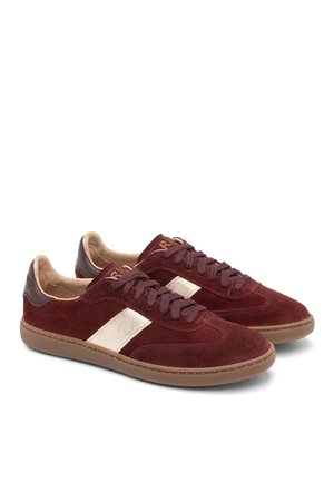 Rode suède sneakers met een metallic gouden streep, bruine leren accenten en een gestructureerde gumzool. Vetersluiting met gewatteerde enkels.