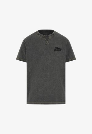 Camiseta de algodón gris oscuro, de mangas cortas, con cuello redondo, que presenta costuras en contraste y un logo impreso en el pecho.