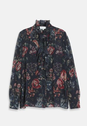 Donkere bloemenblouse met lange mouwen, gerimpeld voorpand en kraag, met rode, blauwe en groene bloemmotieven op een marineblauwe achtergrond.