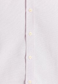 Camisa de color morado claro con un tejido texturizado, siete botones en la parte delantera y un diseño de cuello clásico.