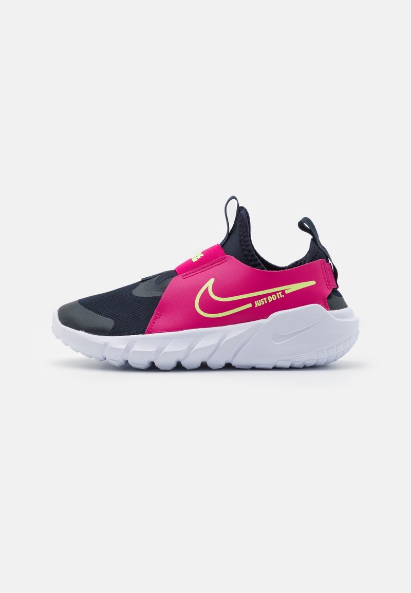 Sneakersy slip-on marki Nike z czarną siateczkową cholewką, jasnoróżowymi akcentami, białą podeszwą oraz minimalistycznym designem. Widoczne logo "Just Do It".