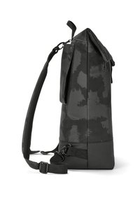 Čierna taška z textilného materiálu s textúrovaným abstraktným vzorom, nastaviteľným popruhom na rameno a pevným dnom. Bočná kapsa na zips.