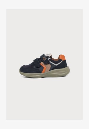 Baskets pour enfants noires et orange avec semelle beige et deux bandes velcro noires sur fond blanc.