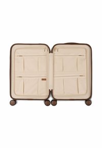 Bruine rolkoffer met een beige interieur, uitgerust met meerdere met rits afgesloten compartimenten en vakken voor organisatie. Gewoven stofafwerking.