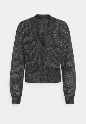 Cardigan en maille marbrée noir et blanc avec manches longues, trois gros boutons noirs, poignets, ourlet et col en V côtelés.