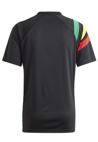 Zwarte sporttrui met korte mouwen, met een kleurblokontwerp in groen, geel en rood op de rechter schouder, en een ronde hals.