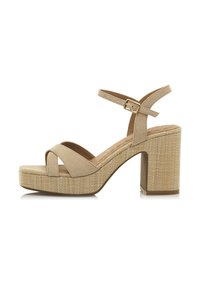 Sandalo platform beige con cinturini incrociati, tacco a blocco e texture intrecciata sulla suola. Cinghia alla caviglia regolabile con dettaglio della fibbia dorata.