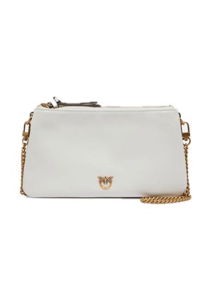 Pochette rectangulaire en cuir blanc avec bandoulière chaîne dorée et emblème logo décoratif au centre devant.