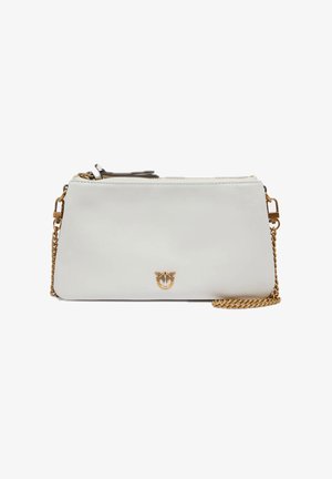 Bolso clutch rectangular de cuero blanco con cadena de tono dorado y emblema decorativo del logo en el centro delantero.