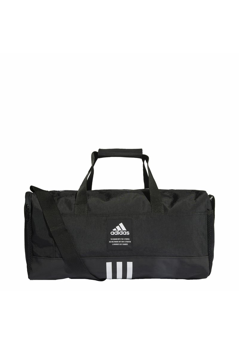 Bolsa de deporte negra con dos asas, correa de hombro ajustable y rayas verticales blancas. Hecha de un tejido duradero, con acentos de malla.