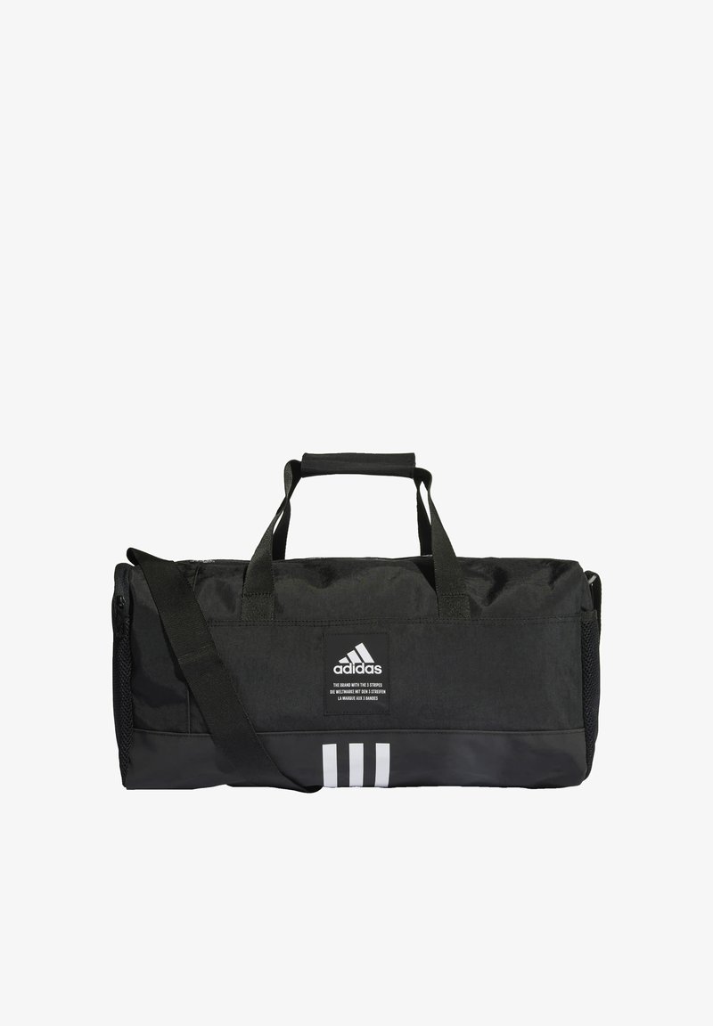 Bolsa de deporte negra con dos asas, correa de hombro ajustable y rayas verticales blancas. Hecha de un tejido duradero, con acentos de malla.