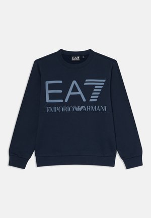 Mørkeblå langærmet sweatshirt med "EA7 Emporio Armani" logo trykt i store lyseblå bogstaver over brystet.