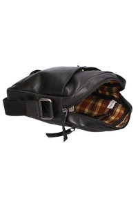 Borsa in pelle nera con chiusura a zip, foderata in tessuto a quadri marrone e arancione e dotata di tracolla regolabile. Include dettagli in metallo.