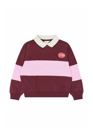 Maillot de rugby à manches longues avec base grenat, large bande horizontale rose, col blanc et petit logo rouge sur la poitrine gauche.