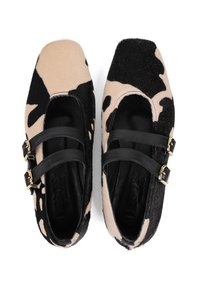 Czarno-beżowe baleriny w wzór w krowę z kwadratowymi noskami, skórzanymi paskami i złotymi klamrami. Miękki, teksturowany wierzch z gładką podszewką.