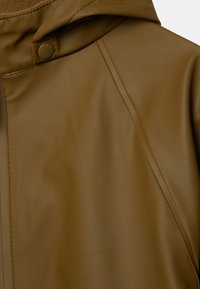 Giacca marrone impermeabile con cappuccio, caratterizzata da una texture liscia, dettagli in bottoni e linee pulite per un design minimalista.
