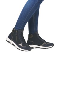 Baskets montantes en cuir et daim bleu marine, dotées d'une fermeture éclair sur le côté, d'une semelle intermédiaire blanche et d'une semelle extérieure en caoutchouc noir avec des accents texturés.