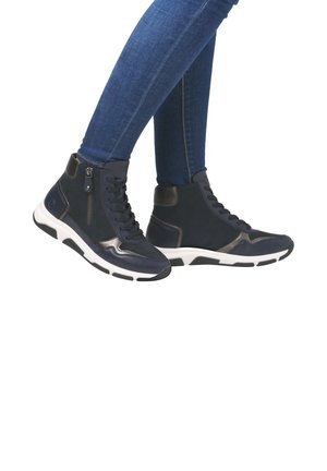 Baskets montantes en cuir et daim bleu marine, dotées d'une fermeture éclair sur le côté, d'une semelle intermédiaire blanche et d'une semelle extérieure en caoutchouc noir avec des accents texturés.
