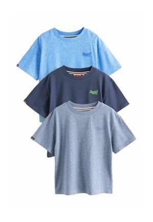 Tres camisetas de manga corta con cuello redondo en tonos azules, cada una con un pequeño bordado de logo en el pecho izquierdo y una etiqueta en la manga izquierda.