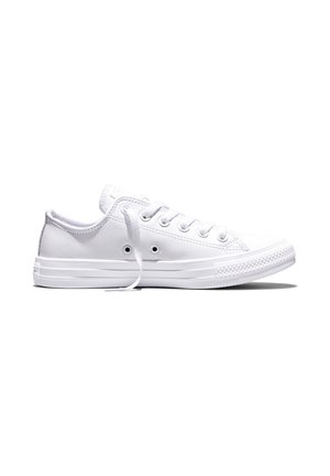 Lage witte leren sneaker met witte veters, rubberen zool en metalen veteroogjes, getoond vanaf de buitenkant op een witte achtergrond.