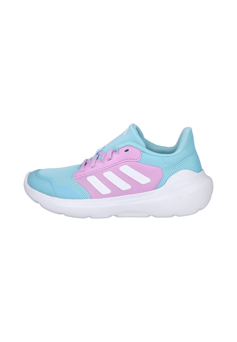 Zapatilla deportiva azul claro con un acento rosa, parte superior de malla y tres franjas blancas. Presenta una suela blanca gruesa con detalle "CLOUDFOAM".