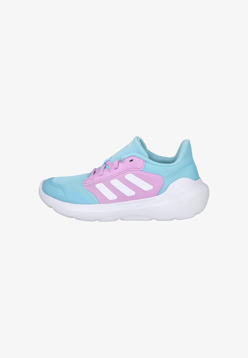 Zapatilla deportiva azul claro con un acento rosa, parte superior de malla y tres franjas blancas. Presenta una suela blanca gruesa con detalle "CLOUDFOAM".
