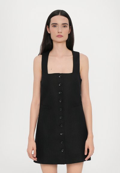 Robe en lin noir avec encolure carrée, larges bretelles, fermeture à boutons sur le devant et poches latérales. Texture lisse et coupe structurée.