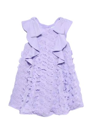 Abito lilla con balze sovrapposte, applicazioni floreali testurizzate e un leggero luccichio. Presenta un design senza maniche e una silhouette morbida e fluida.