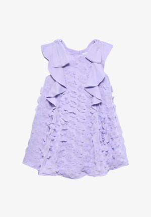 Abito lilla con balze sovrapposte, applicazioni floreali testurizzate e un leggero luccichio. Presenta un design senza maniche e una silhouette morbida e fluida.