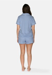 Blå mönstrad pyjamas set med korta ärmar som har en diamantdesign. T-shirten har krage; shortsen har elastisk midja med ett liknande mönster.