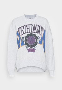 Šedá mikina s kulatým výstřihem, s fialovým a modrým grafickým potiskem, včetně nápisu "NORTH DAKOTA" a kulatého emblému, texturovaná tkanina.