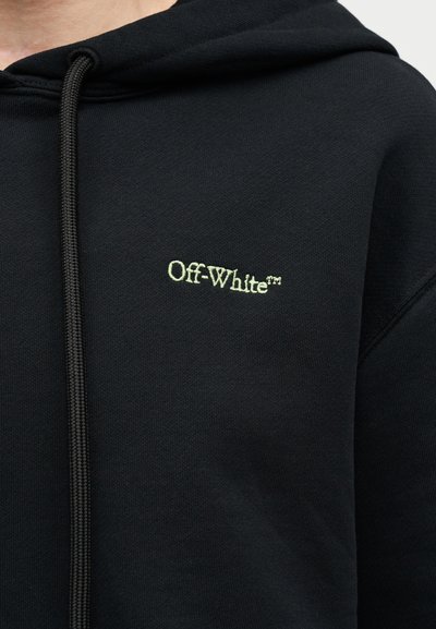 Μαύρο φούτερ με κουκούλα και κορδόνι, με μικρό απαλό κίτρινο κέντημα "Off-White™" στο πάνω αριστερό μέρος του στήθους.