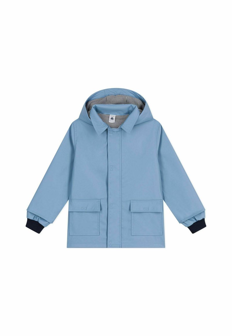 Blauwe waterdichte jas met capuchon, voorzien van twee voorkruiken, zwarte manchetten en gestreepte voering. Soepele textuur, casual ontwerp.