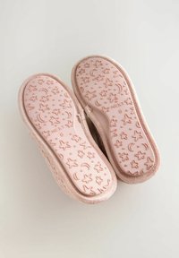 Roze, mekane papuče s teksturiranom gumenom potplatom koja ima ušivene zvijezde i mjesece, te gornji dio od pliša za udobnost.