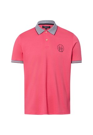 Polo pour homme couleur corail rose avec col gris et bordure aux manches, patte de boutonnage à deux boutons, et petit logo de club de golf sur la poitrine.