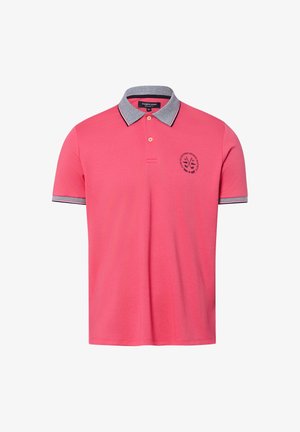 Męska koralowo-różowa koszulka polo z szarym kołnierzykiem i wykończeniem rękawów, z dwoma guzikami na plisie oraz małym logo klubu golfowego na piersi.