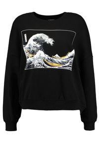 Felpa nera con una stampa del Grande Ondata di Hokusai, caratterizzata da grandi onde tumultuose e barche in tonalità di blu, bianco e giallo.