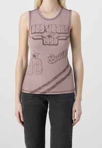 Ärmlös rosa ribbad topp med vintagegrafiktryck, inklusive året 1998 och stjärnmotiv, med en rundad nederkant.