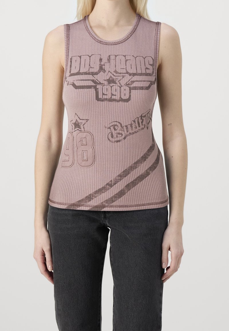 Ärmlös rosa ribbad topp med vintagegrafiktryck, inklusive året 1998 och stjärnmotiv, med en rundad nederkant.