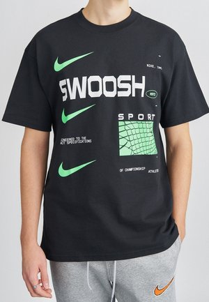 Schwarzes Nike T-Shirt mit grünen Swoosh-Logos, weißem Text "SWOOSH," "SPORT," und einer grünen Grafik, die einem Netz ähnelt.