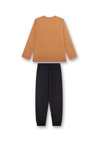 Langarmshirt aus orange-brauner Baumwolle, kombiniert mit schwarzen Jogginghosen mit elastischem Bund. Einfaches Design, weiche Textur, geeignet für Freizeitmode.