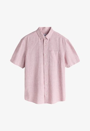 Jasnoróżowa koszula z krótkim rękawem i guziczkami, z kołnierzem zapinanym na guziki oraz pojedynczą kieszenią na piersi.